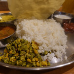 スリマンガラム - パヤサム、ピックル、ライス、パパド、ポリヤル