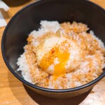天ぷらとワイン 小島 - 玉天丼　生卵で作る天ぷら！サクッと食感に半熟の黄身がいい感じ〜　煮穴子のタレかな…少し甘くて美味しかった♪