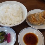 中華亭 - ライス  200円          餃子(3ヶ)  300円