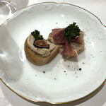 スチュディオ イグレック - アミューズ300円。レバーのパテにトリュフ、生ハム。これを何度も注文し続けて、延々と赤ワインを飲み続けられる美味しさ