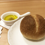 スチュディオ イグレック - 自家製パン（2種）300円のうち、先にいただけるプレーン。これも、添えられたオリーブオイルの塩コショウで、ずっと飲み続けられるお味。様子を見てくれていて、食べ終えるころにもう一ついただけます