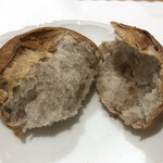 スチュディオ イグレック - 自家製パンの「くるみ」。お皿に残ったお料理のソースをいただくのに、パンは必須です