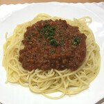 スチュディオ イグレック - ズパゲティー ミートソース800円。あっさりとしているのかな？と思っているのに、しっかりとした味わい。奥が深いミートソースと絶妙な茹で加減のめん。最後まで美味しくいただけます