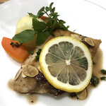 スチュディオ イグレック - 魚のムニエル800円。この日はメカジキ。さすがの味付け、アーモンドの食感が最高