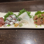 金町製麺 - 刺身盛り合わせ(カツオの漬け、イワシの刺身、ヤリイカの刺身、ブリの胡麻漬け）