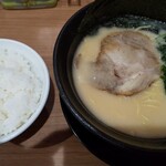 濃厚とんこつラーメン 福福家  - 豚骨醤油ラーメン￥680と熊野米￥150。