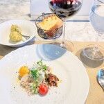 La Brianza - 吉田牧場水牛モッツァレラカプレーゼカラフルトマト炙り梶谷農園マイクロハーブカポナータガスパチョソース。トマトの炙りの香ばしさにしばし驚いた一皿。カプレーゼ定番ながら間違いなく美味♡