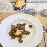 La Brianza - ホワイトアスパラガスのカルボナーラ黒トリュフ。旬のホワイトアスパラガスをまた一味違うアレンジ、ブリアンツァならではのふわふわカルボナーラソースと黒トリュフで。シャキシャキと香りとまったり絶妙〜☆☆