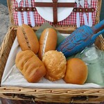 伯雲軒 - 上段、左側から、モカロール、アケビパン・下段、左側から、ブドーパン、パウンドクリーム、アンパン　　　　　