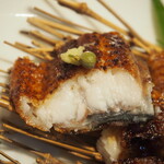 小判寿司 - 鰻の蒲焼き（実山椒を乗せて食べる）