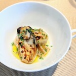 La Brianza - 牡蠣グリル有機れんこんシブレットホッキ貝出汁とバターのソース。炙りの香ばしさとバターの香りコク、れんこんの歯ざわり、こちらのアレンジも美味しくて名残惜しかったわ～