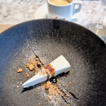 La Brianza - レアチーズケーキをディカフェコーヒーと。別腹なドルチェ♡ 酸味まろやかなレアチーズケーキサクサクの砕かれビスケットといい感じ