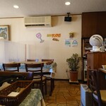 シャンティ - 店内左奥のテーブル席。