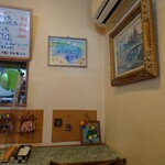 シャンティ - 店内右奥にも絵画。