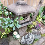 室町 砂場 - 店頭には打ち水がしてあって、それらしい開店風景