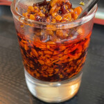 アジア料理 菜心 - 桃屋さんが参考にした元祖食べるラー油   ニンニクフライチップがガリガリしてて美味しい
