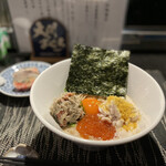 酒肴場 屯 - 【限定】青森産濃厚真鱈白子とズワイ蟹味噌のまぜそば」¥1500と、八戸前沖さば棒寿司¥250。