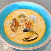 COLONIAL BEACH 横浜ハンマーヘッド - 絶品シーフードラクサ“濃厚海老ココナッツスープのライスヌードル”