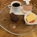 ポン・ド・リゼール  - ★もち豚の赤ワイン煮込み（1000円税込）★