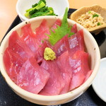 Asuka - 赤身はむっちりとした肉質で、旨味が感じられる。酢飯ではなく、普通のごはん