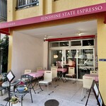サンシャイン ステイト エスプレッソ - 赤いショップサインが目立つ店