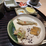 西麻布 天ぷら魚新 - お通しの「ワカサギの南蛮漬け、河豚の煮凝り、うるいの和物」