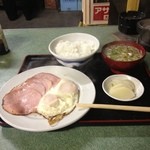 菊屋 - ハムエッグ＋ご飯＋味噌汁（760円）