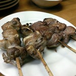 のんき - 左２本がナンコツ（塩）右２本がタン（塩）、ナンコツが最高に旨かったです♪