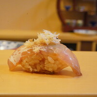 鮨駒 - 甘鯛の漬け、揚げ鱗をのせて