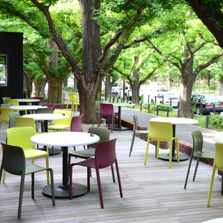 新緑の季節は開放感のあるテラスが人気です。