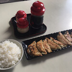 満州屋 - 料理写真:焼ぎょうざ 一人前 450円＋めし 100円