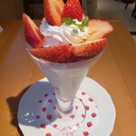 京橋千疋屋 フルーツパーラー - いちごヨーグルトパフェ　2310円