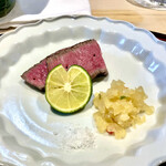 くろぎ - じっくり炭火で焼かれた近江牛　刻み大蒜が又旨い