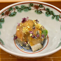 料理屋そうびき - アワビ　赤貝　雲丹　小花　キンキのジュレ　筍　金箔