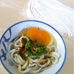 三嶋製麺所 - あついん＆生卵トッピングにうどん玉。