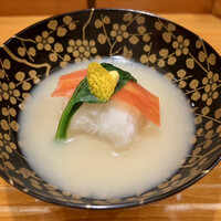 料理屋そうびき - 白味噌仕立てのお椀　帆立のしんじょ　