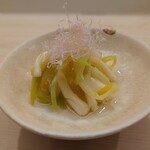 日本橋蛎殻町 すぎた - 先付 ひろっこ（浅葱の新芽）のお浸し