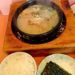 石焼ピビンパ食 - サムゲタン、ライス·韓国海苔付、1200円。