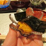 渋谷 鮨 まつもと - 海苔で巻いて