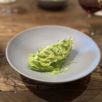 aru - 玉レタス トマトとクリームチーズ 液体窒素のスナップエンドウパウダーをかけて