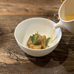 aru - 新城産大浦牛蒡のバターロースト、地鶏コンソメスープと