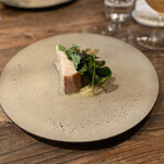 aru - 寒椿の炭焼き 白葱と発酵バターソース