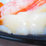 Sushi Joutou - ９種盛りの海鮮丼ダブル　１６０９円（税込）のホタテのアップ【２０２２年２月】