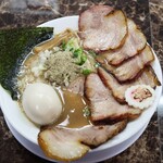自家製麺 ら～めん かり屋 - 濃厚煮干ラーメン　チャーシュと味玉のトッピング