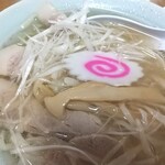 手打ちラーメン俵屋 - 中から出て来ました！佐野ラーメン必須のナルト！もちろんメンマも！