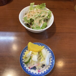 天三 - サラダとお新香が付いてきます