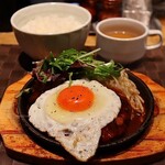 スタイリッシュグリル Tyu - エッグハンバーグ(180g 1,000円)
ハンバーグ増量 +70g +350円
洋風デミグラスソース
ライス･生姜スープ付き(お代わり自由)