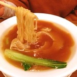 南翔饅頭店 - フカヒレ入汁そば
      
      フカヒレ大盛りって
      冗談言ったら
      小さいながら姿煮が
      入ってた(￣▽￣)
      