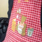 玉一 - 支給されるクマさんがプリントされがエプロン♪