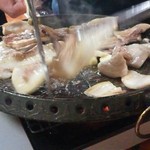 玉一 イサク店 - スタッフの方が焼いて切り分けてきれます♪